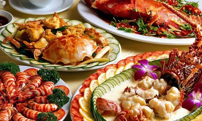 Món gỏi vịt trộn rau thơm và chén nước chấm gừng vàng ươm, đặt cạnh bát cháo vịt nóng hổi, trình bày đẹp mắt.